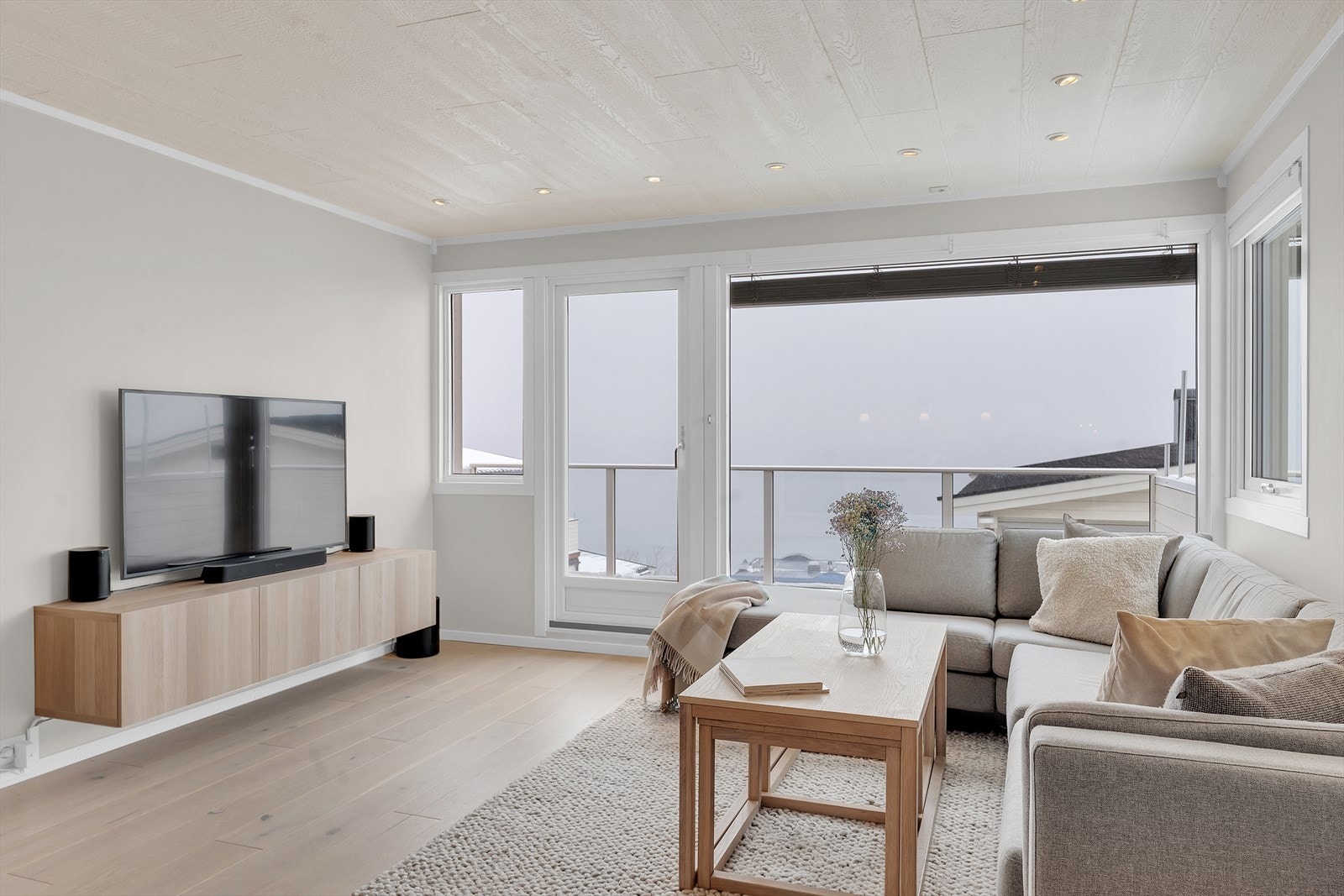 Fra stuen er det direkte utgang til flott og solrik balkong på 15 kvm! Galleribilde