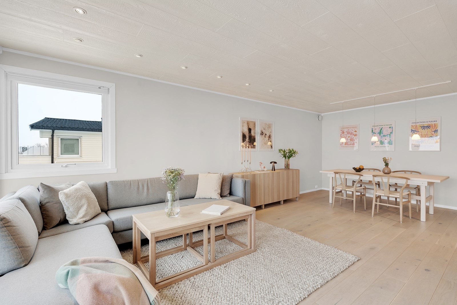 Romslig planløsning med plass til større sittegruppe og annet ønsket møblement. Galleribilde