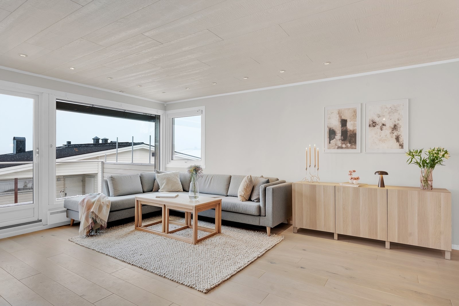 Lys og romslig stue med slette vegger, gjennomført i behagelige farger, samt med lekkert parkettgulv. Galleribilde