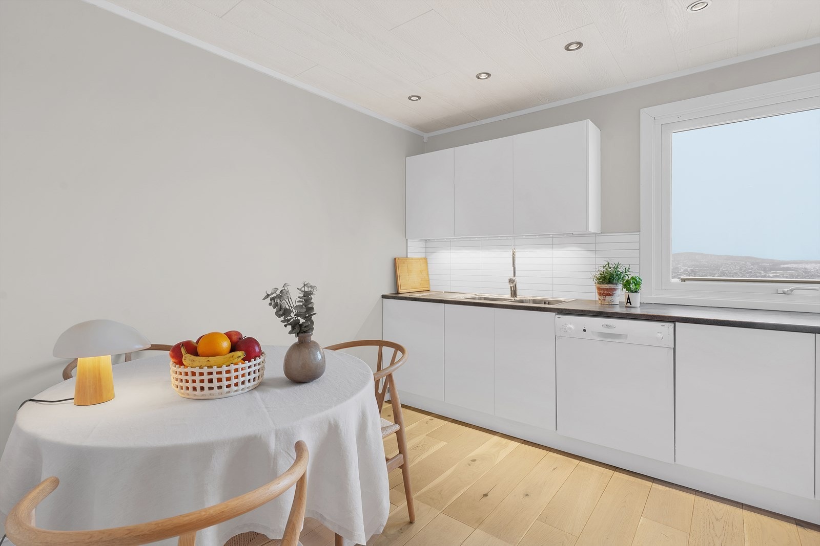 Spisegruppen finner sin naturlige plass like foran kjøkkenet. Galleribilde