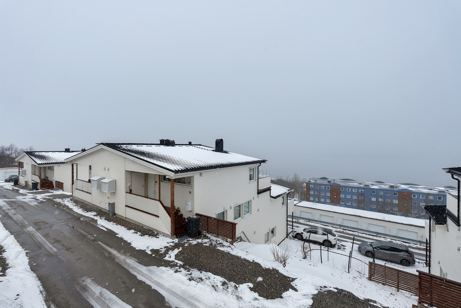 Boligen har en vestvendt beliggenhet som gir svært gode solforhold gjennom ettermiddag og kveld, samt flott utsikt over nærområdet. Galleribilde
