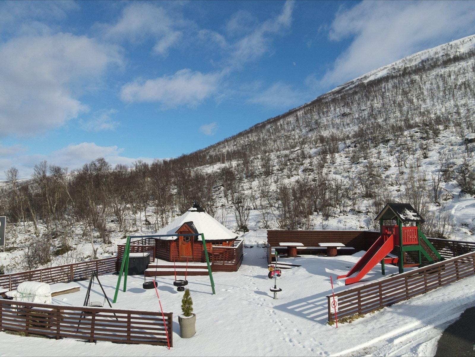 Borettslagets felles lekeplass og grillstue. Galleribilde