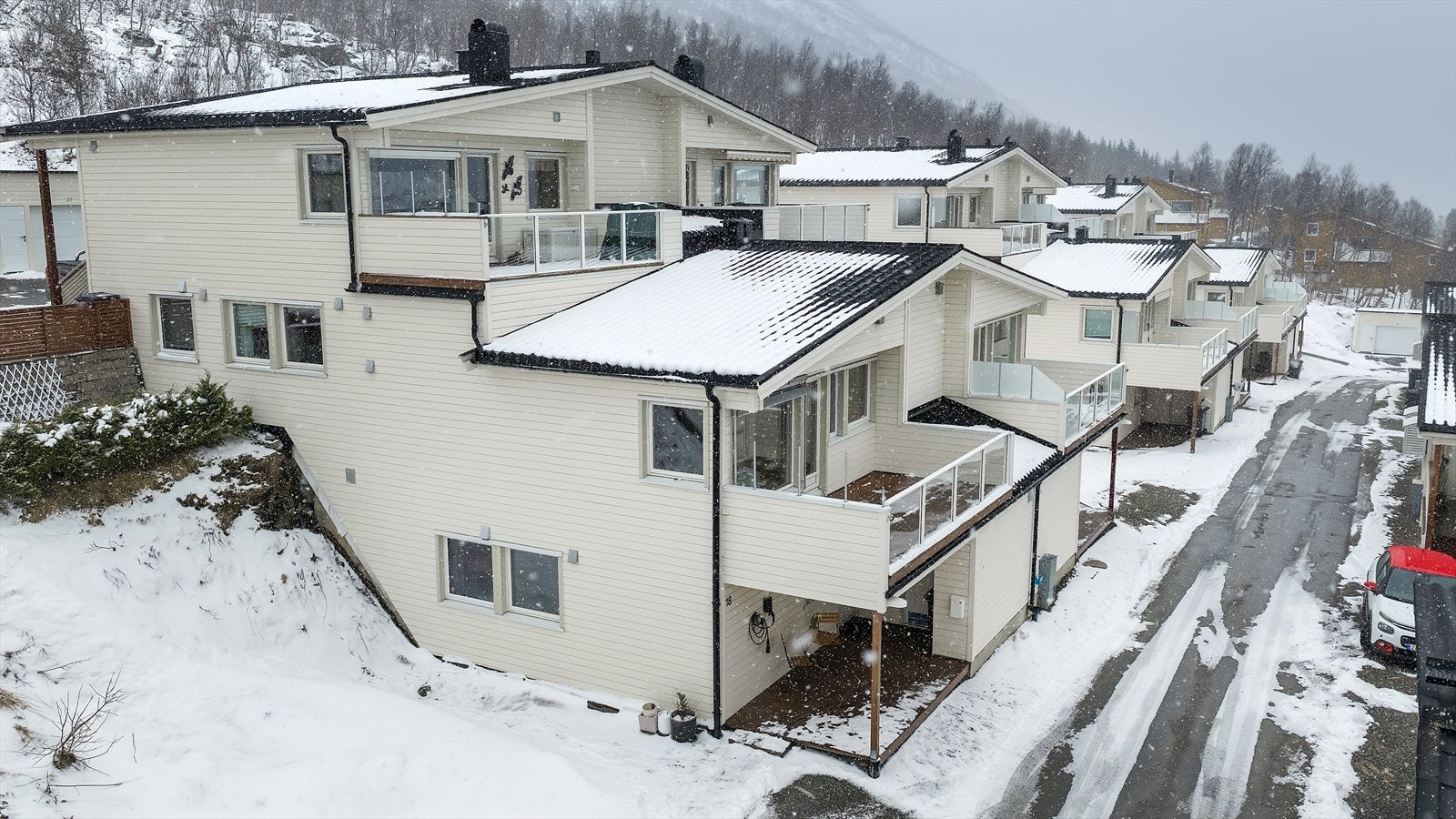 Lys og innholdsrik 4-roms rekkehus med garasje, solrik balkong og nydelig utsikt! Galleribilde