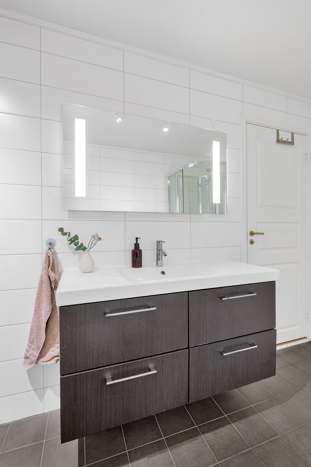 Badet ble oppgradert i 2014 og holder en tidsriktig standard med nye fliser og utskiftet sanitærutstyr. Galleribilde