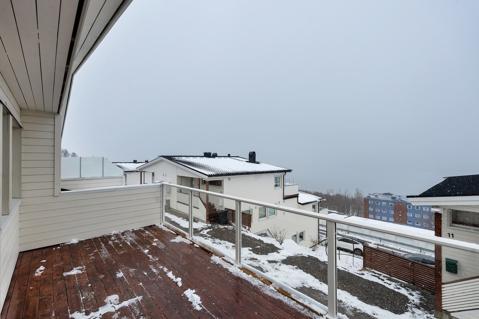 Romslig vestvendt balkong med god plass til sittegruppe og annet ønsket utemøblement. Galleribilde