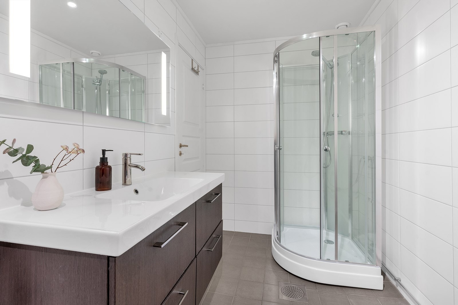 Lekkert bad med fliser på gulv og vegger, samt varmekabler i gulv. Galleribilde