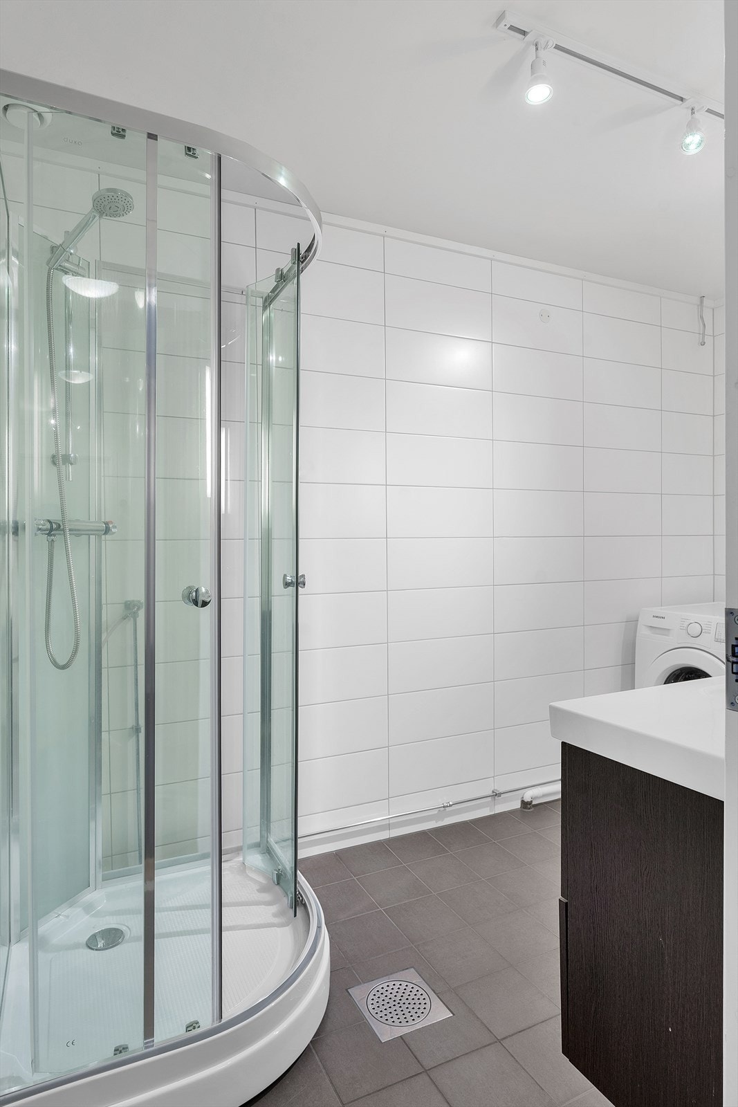 Badet har innredning med nedfelt servant, dusjkabinett og opplegg for vaskemaskin. Galleribilde