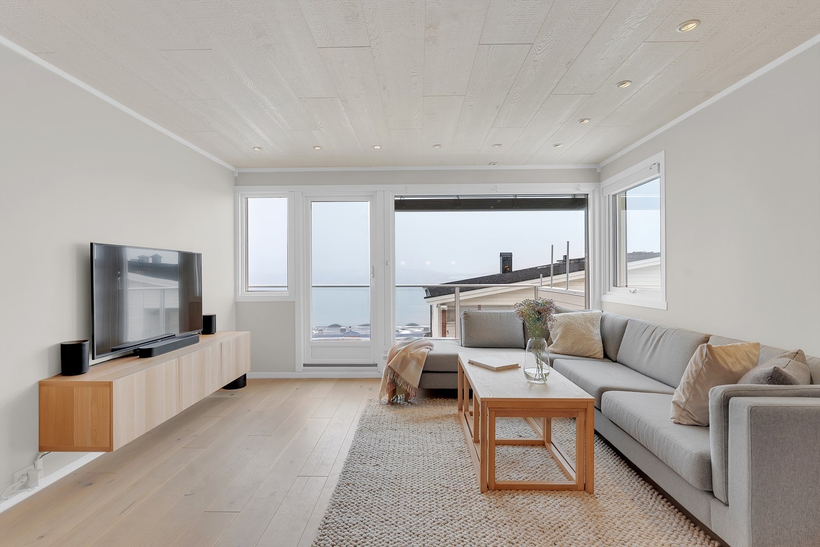 Boligen er modernisert over tid og holder en gjennomgående god standard, med oppgraderinger både innvendig og utvendig. Galleribilde