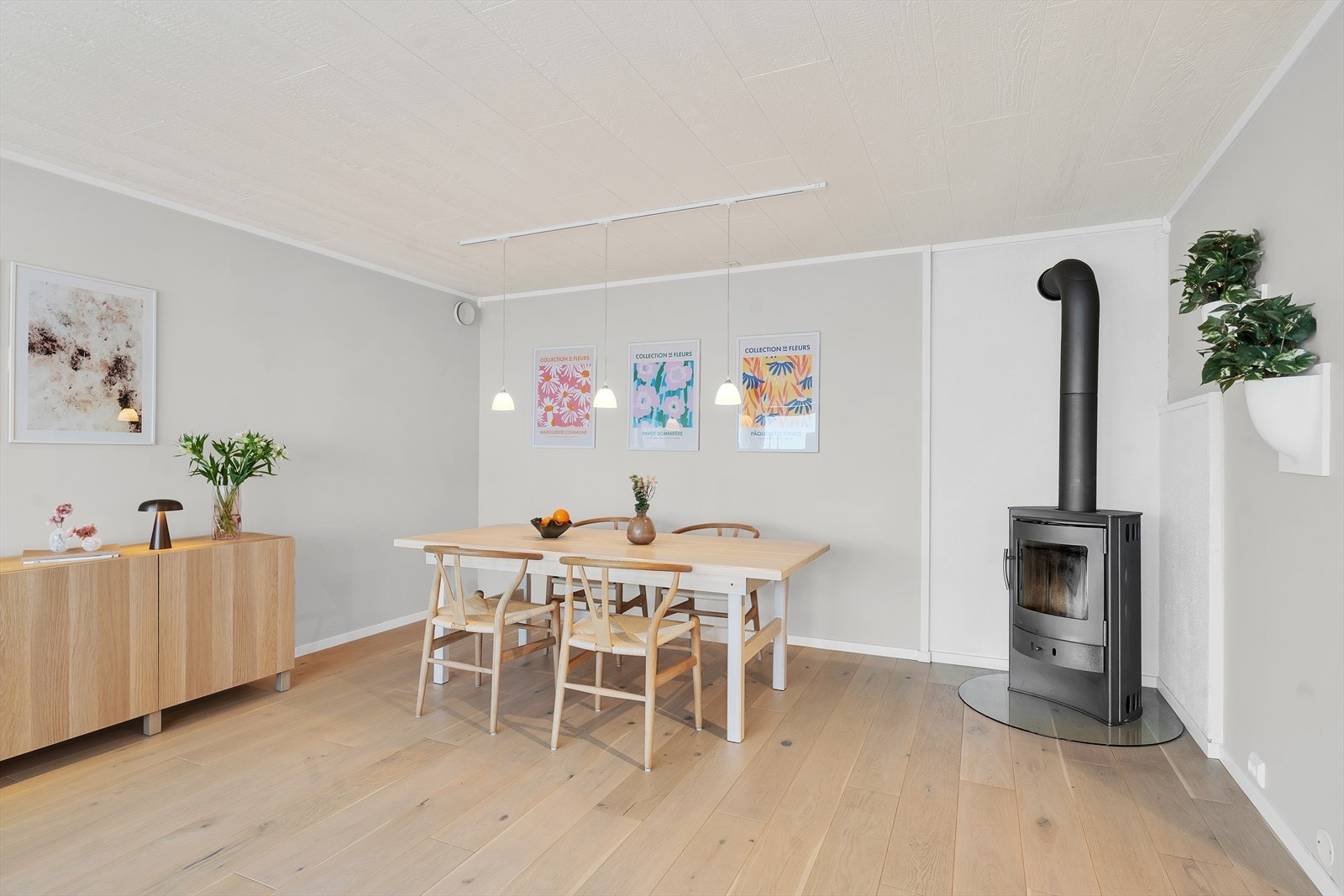 Vedfyring gir god oppvarming, samt skaper en innbydende atmosfære på kalde og mørke vinterdager. Galleribilde