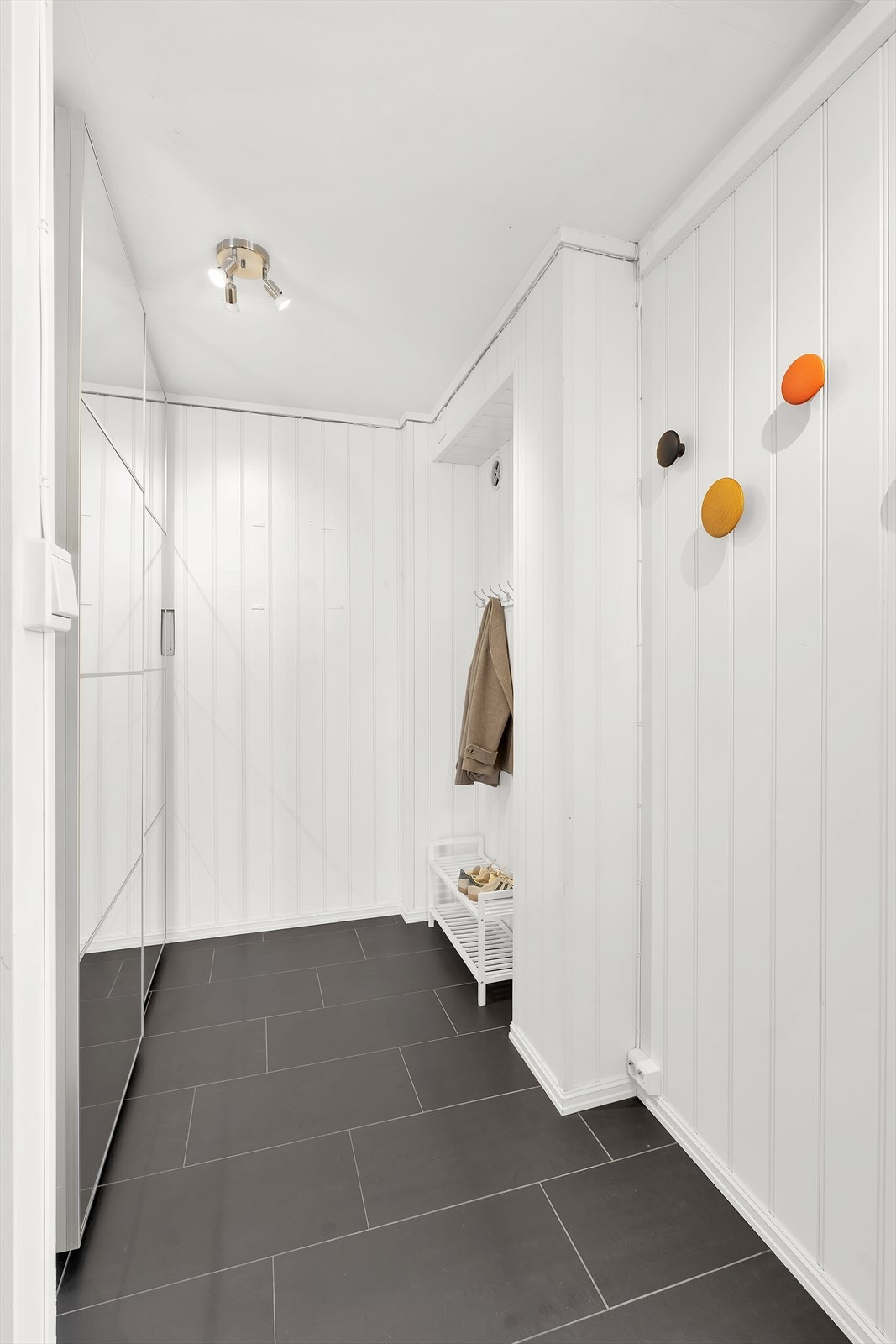 Praktisk skyvedørsgarderobe med god oppbevaringsplass og knagger for yttertøy. Galleribilde