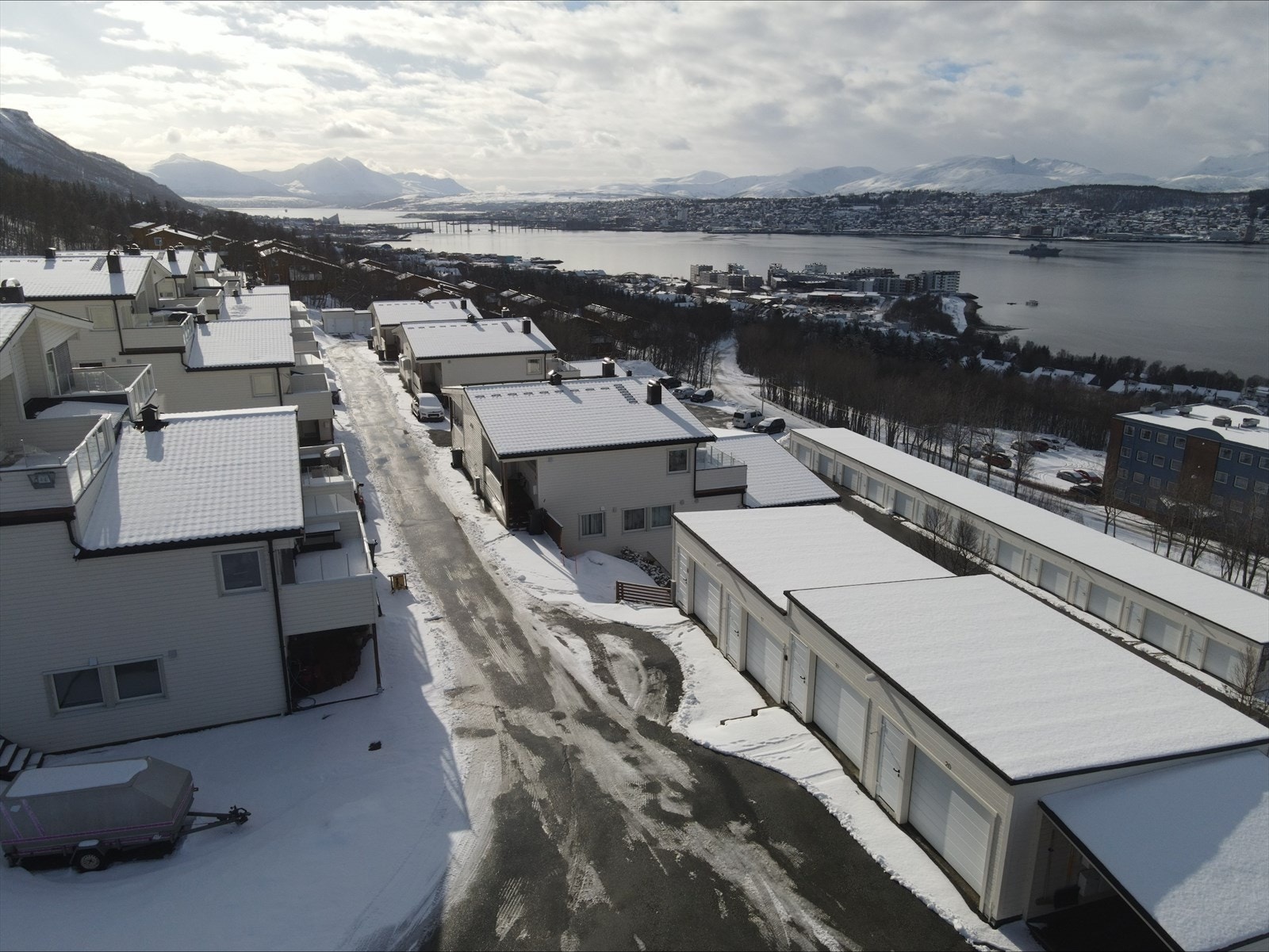 Umiddelbar nærhet til skoler, barnehager, lekeplass og busstopp. Galleribilde