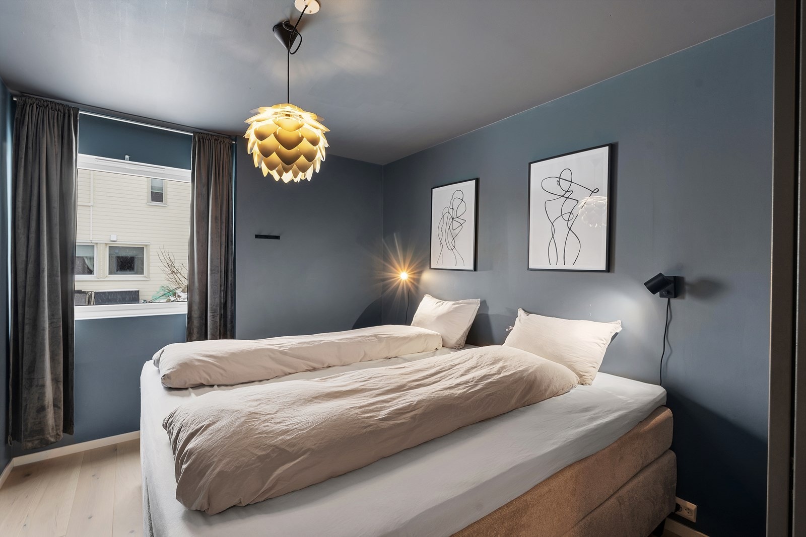 Soverom 1 gjennomført i et behagelig fargevalg, med god plass til stor seng. Galleribilde