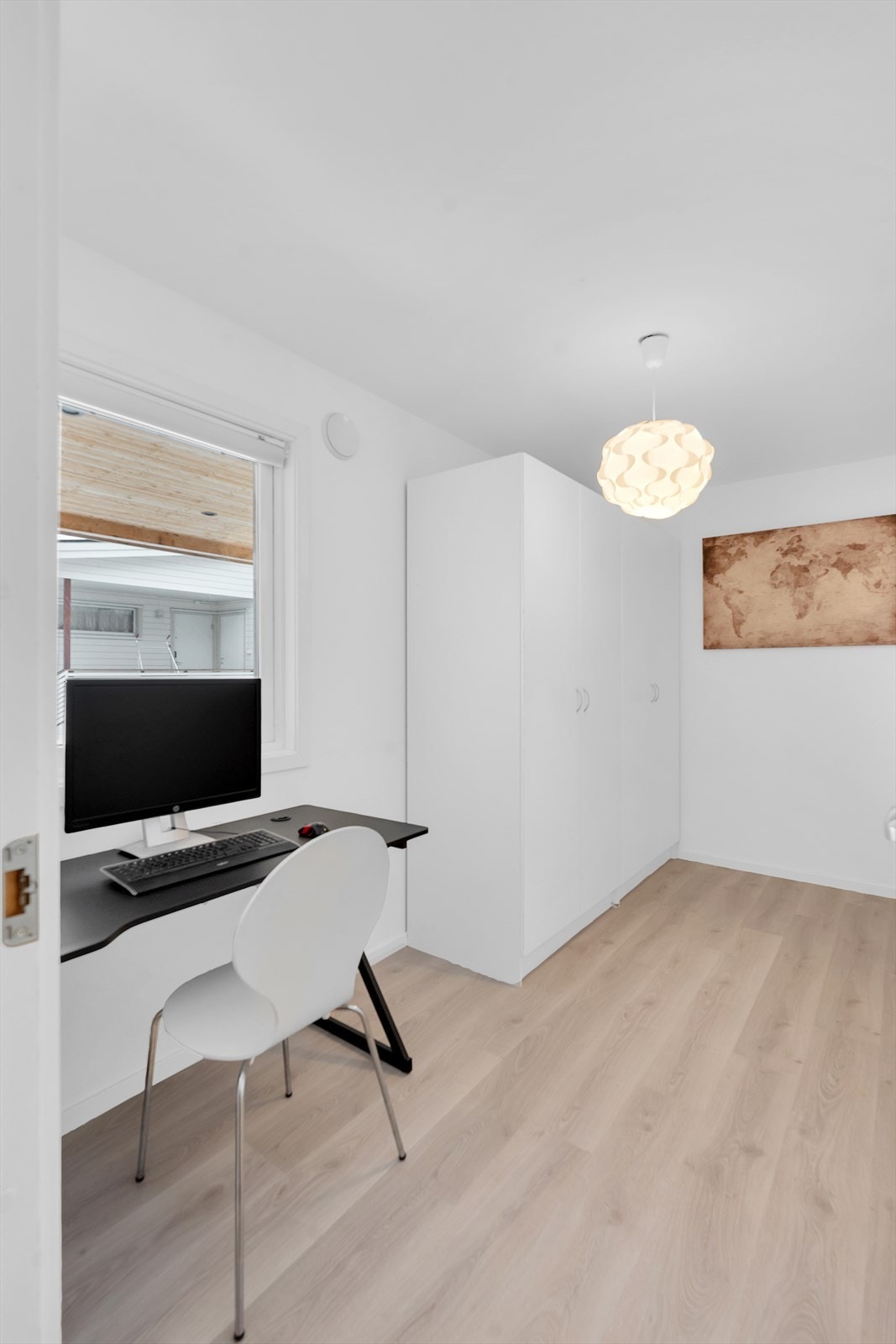 Soverom 3 med fleksible bruksmuligheter-i dag innredet som kontor. Galleribilde