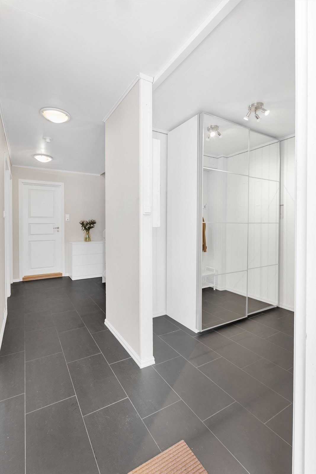 Romslig entrè/gang med flislagt gulv og varmekabler. Galleribilde