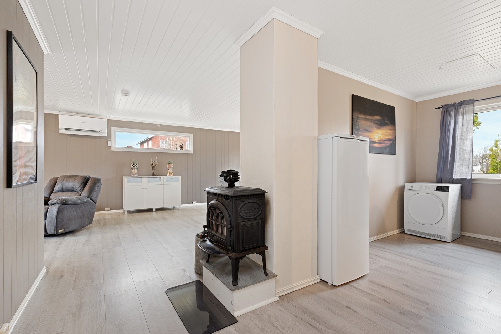 Vedovnen er plassert sentralt og skaper en koselig atmosfære. Galleribilde