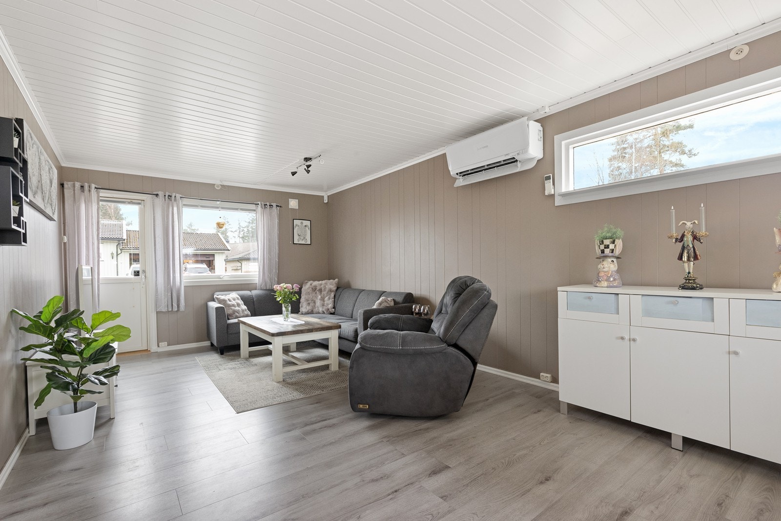 Fra stuen er det utgang til terrasse, som gir tilgang til hagen. Galleribilde