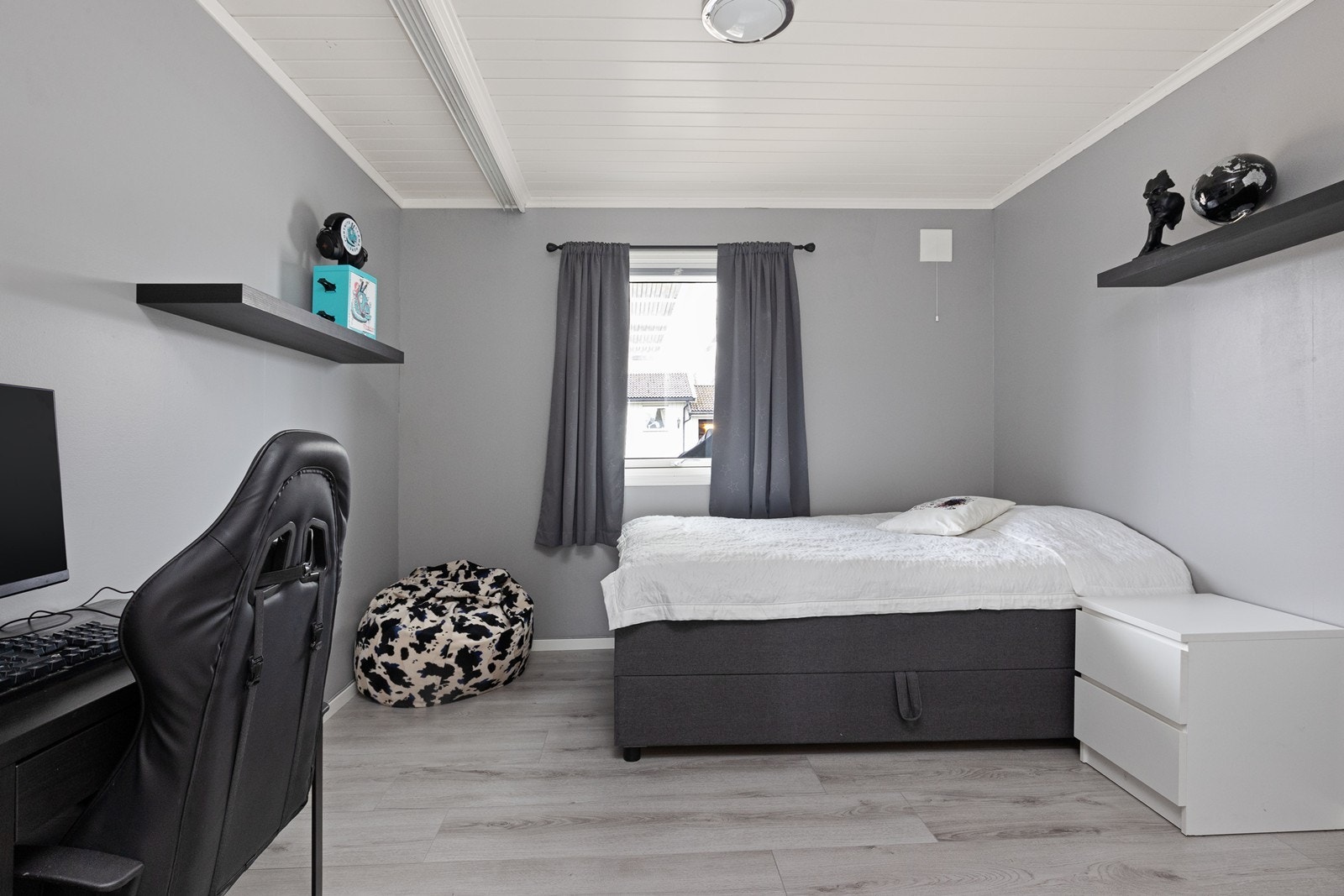 Dette soverommet passer perfekt som barnerom eller kontor med god plass til møblering. Galleribilde