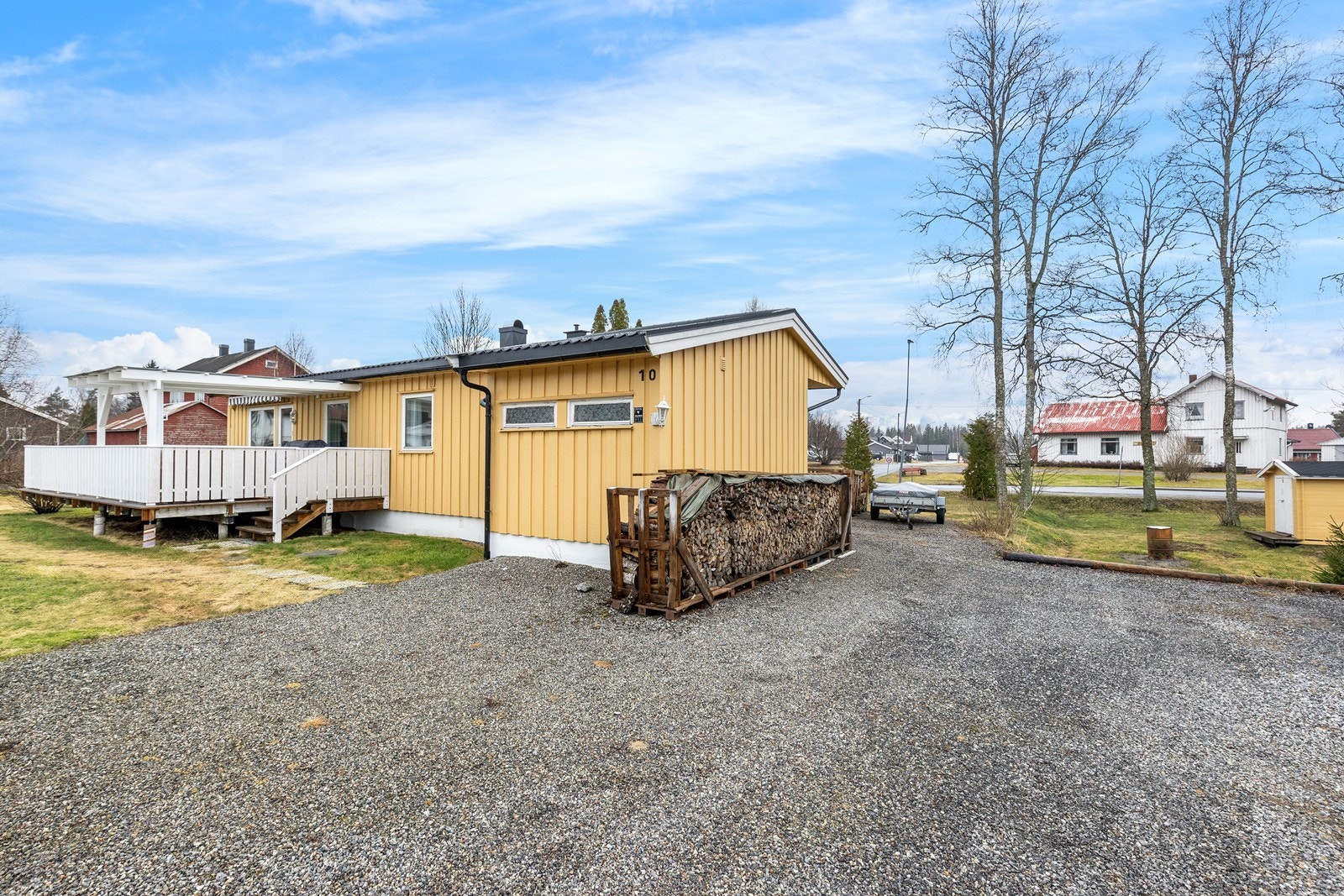 Eiendommen har en singlet gårdsplass med god parkering. Galleribilde