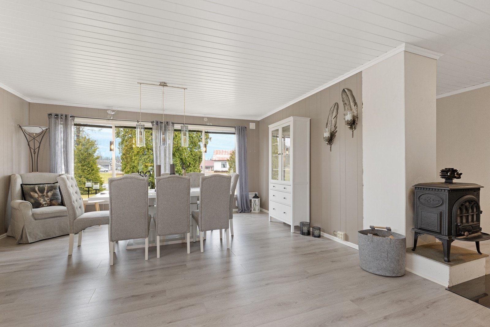 Spiseplassen har plass til en stor spisegruppe og naturlig lysinnslipp. Galleribilde