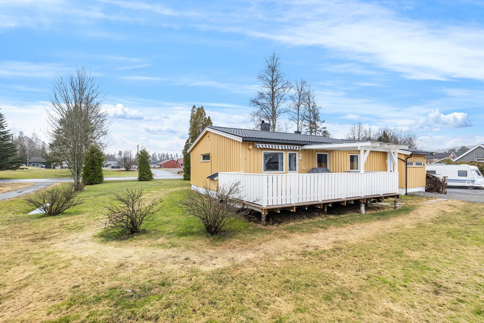 Eiendommen har en flat tomt på 1 140,3 m² med beplantet hageområde. Galleribilde