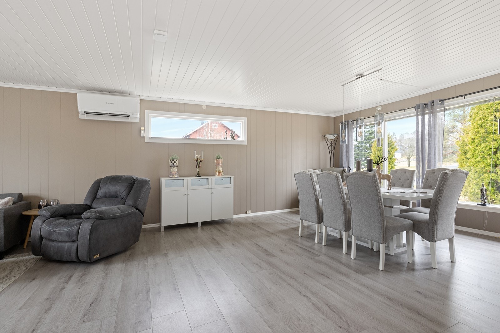 Samfull og moderne stue. Galleribilde