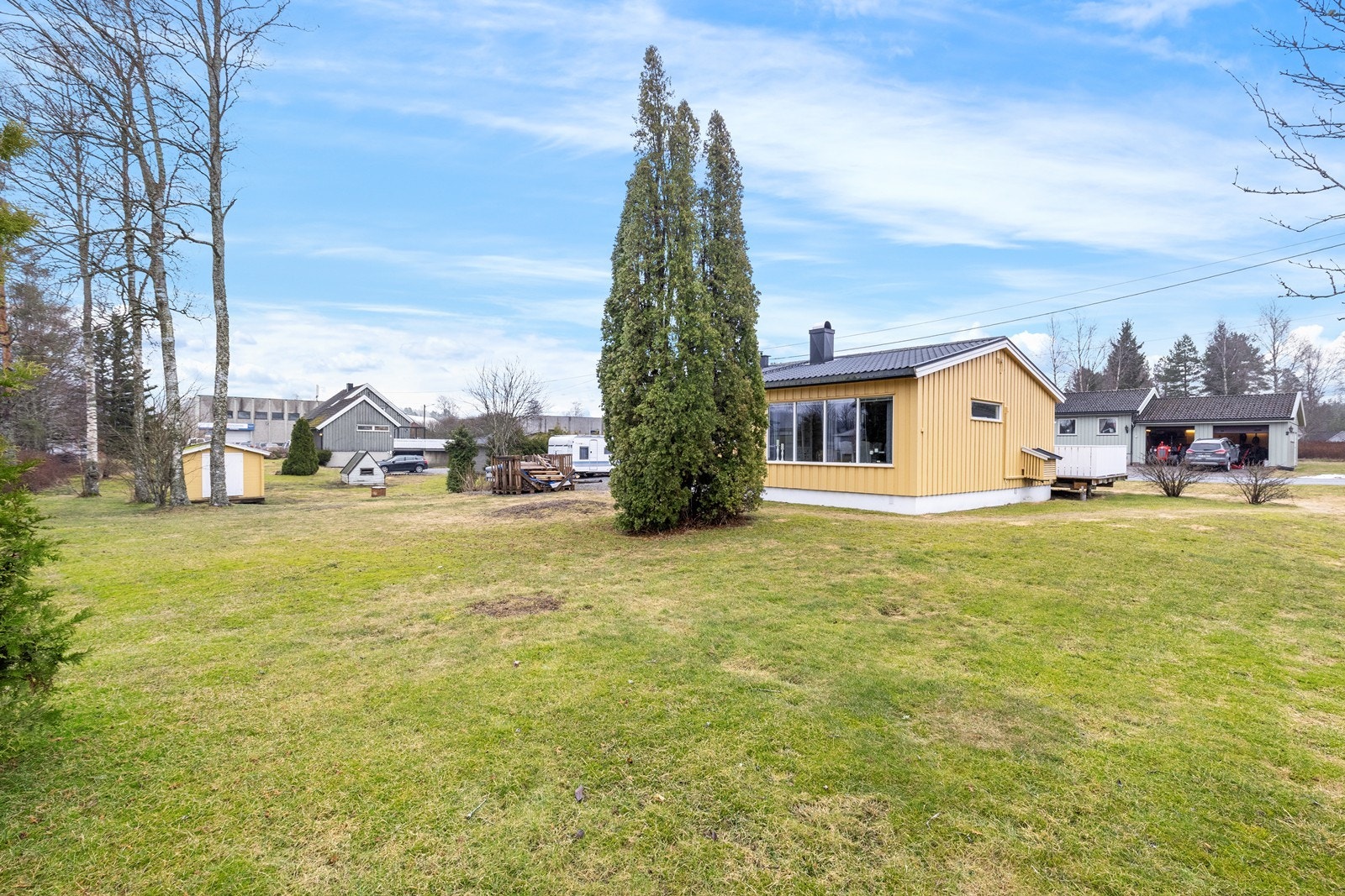 Tomten er godt opparbeidet med plen og beplantning, som gir et åpent og trivelig uterom. Galleribilde