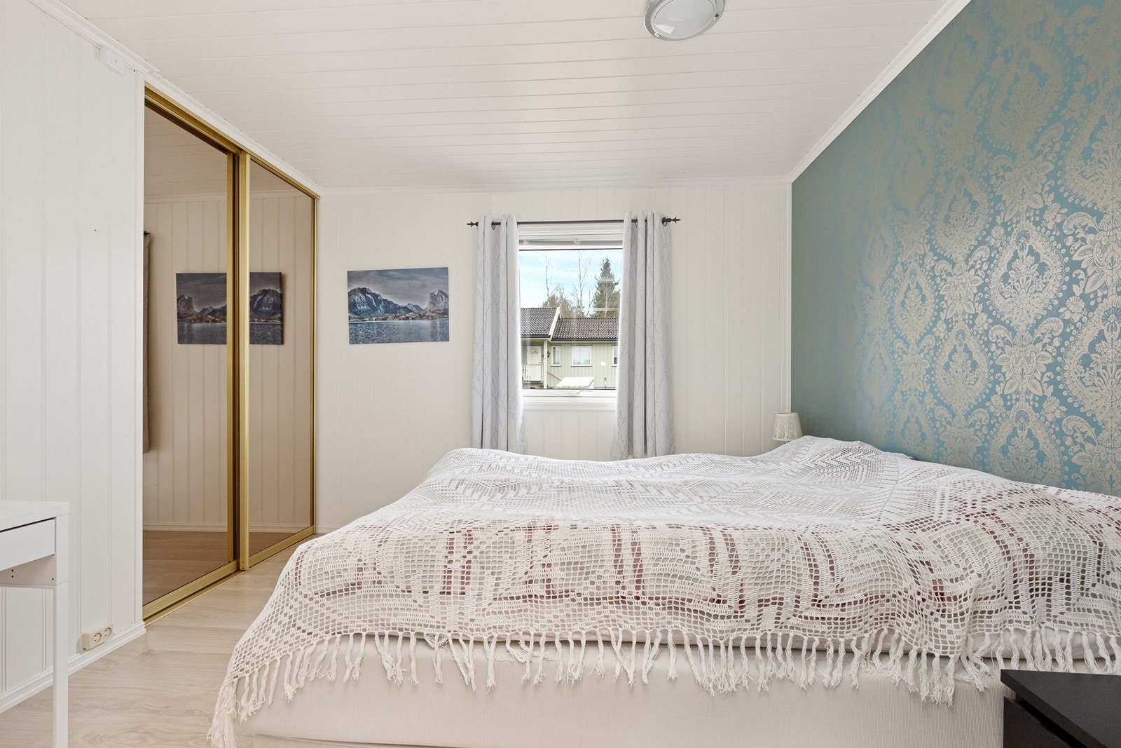 Hovedsoverommet har plass til dobbeltseng og en praktisk skyvedørsgarderobe. Galleribilde