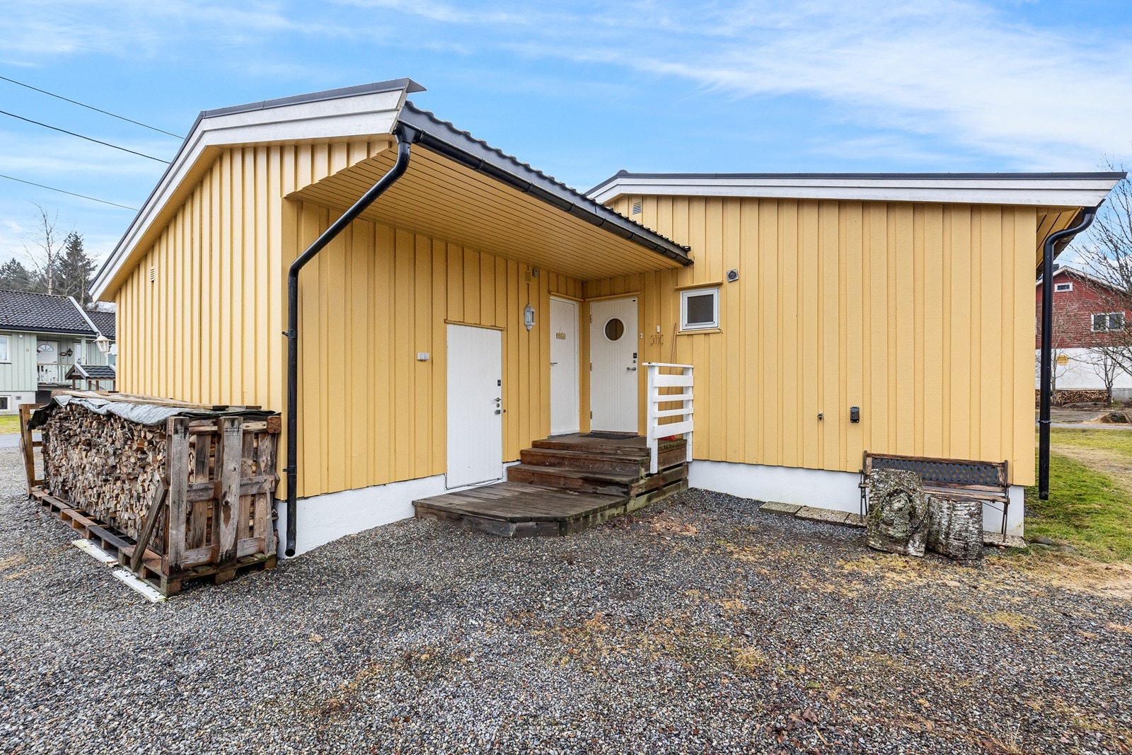 Ytterdøren fører til en praktisk entré, som gir et hyggelig førsteinntrykk. Galleribilde