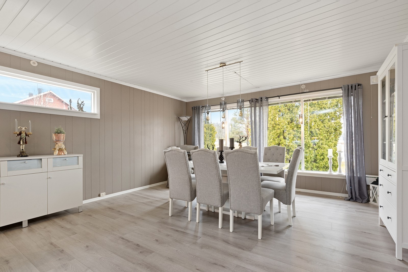 Stuen er romslig og åpen, med plass til ulike møbleringsløsninger. Galleribilde