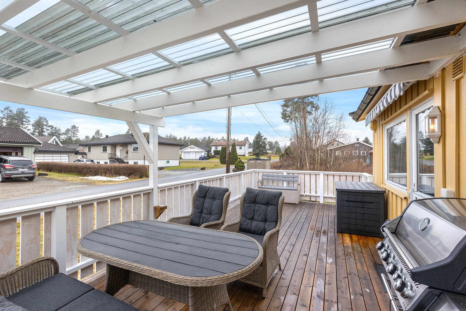 Terrassen har tilgang fra stuen, er sydvendt og delvis overbygget for skjerming. Galleribilde