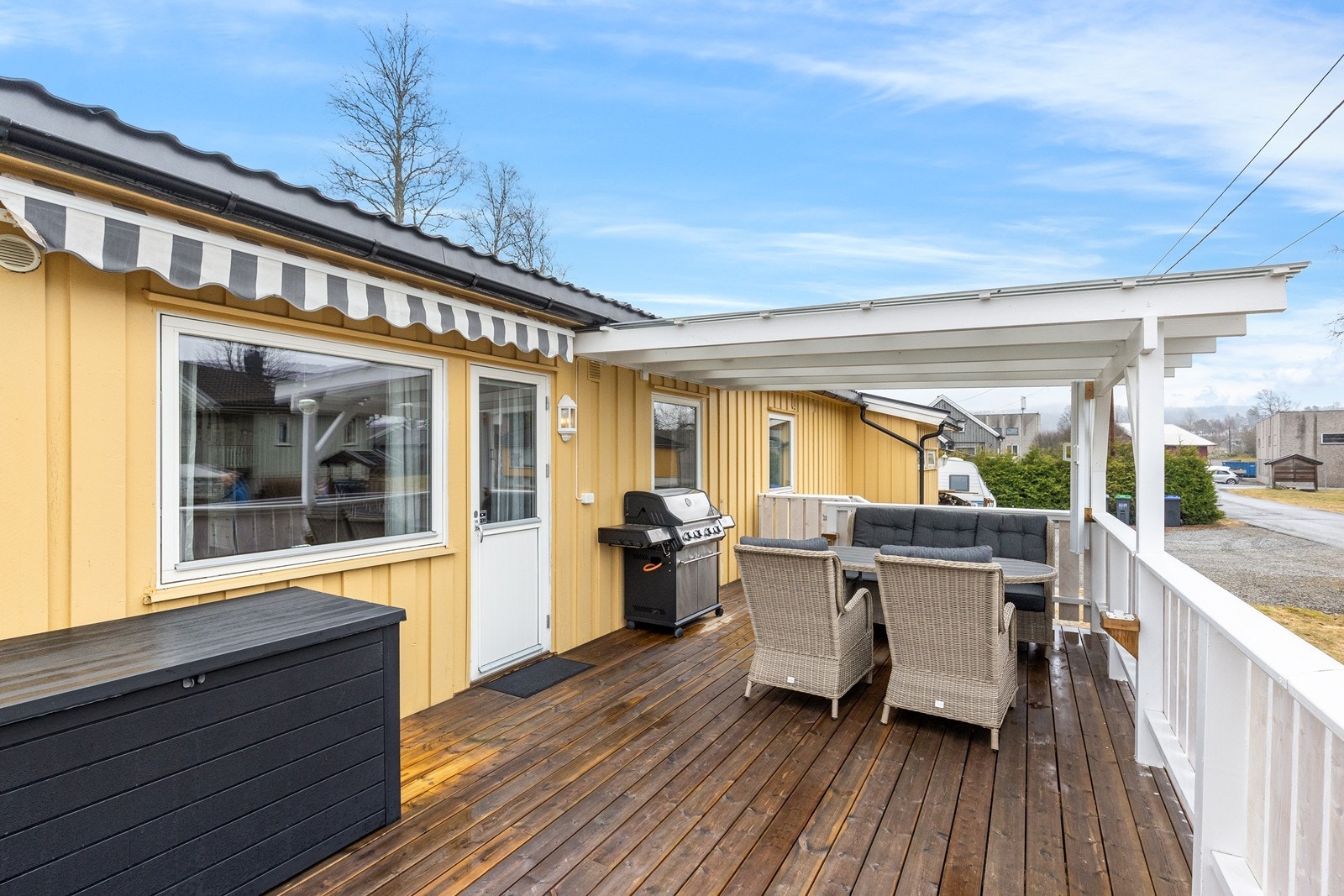 Terrassen på 27 m2 er rehabilitert i 2025 med trykkimpregnerte gulvbord og malt rekkverk. Galleribilde