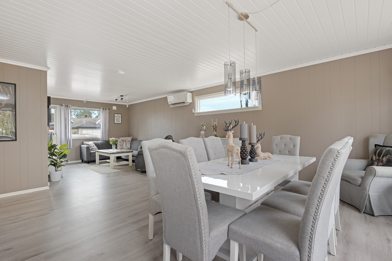 Stuen har god plass til spisegruppe og salong. Galleribilde