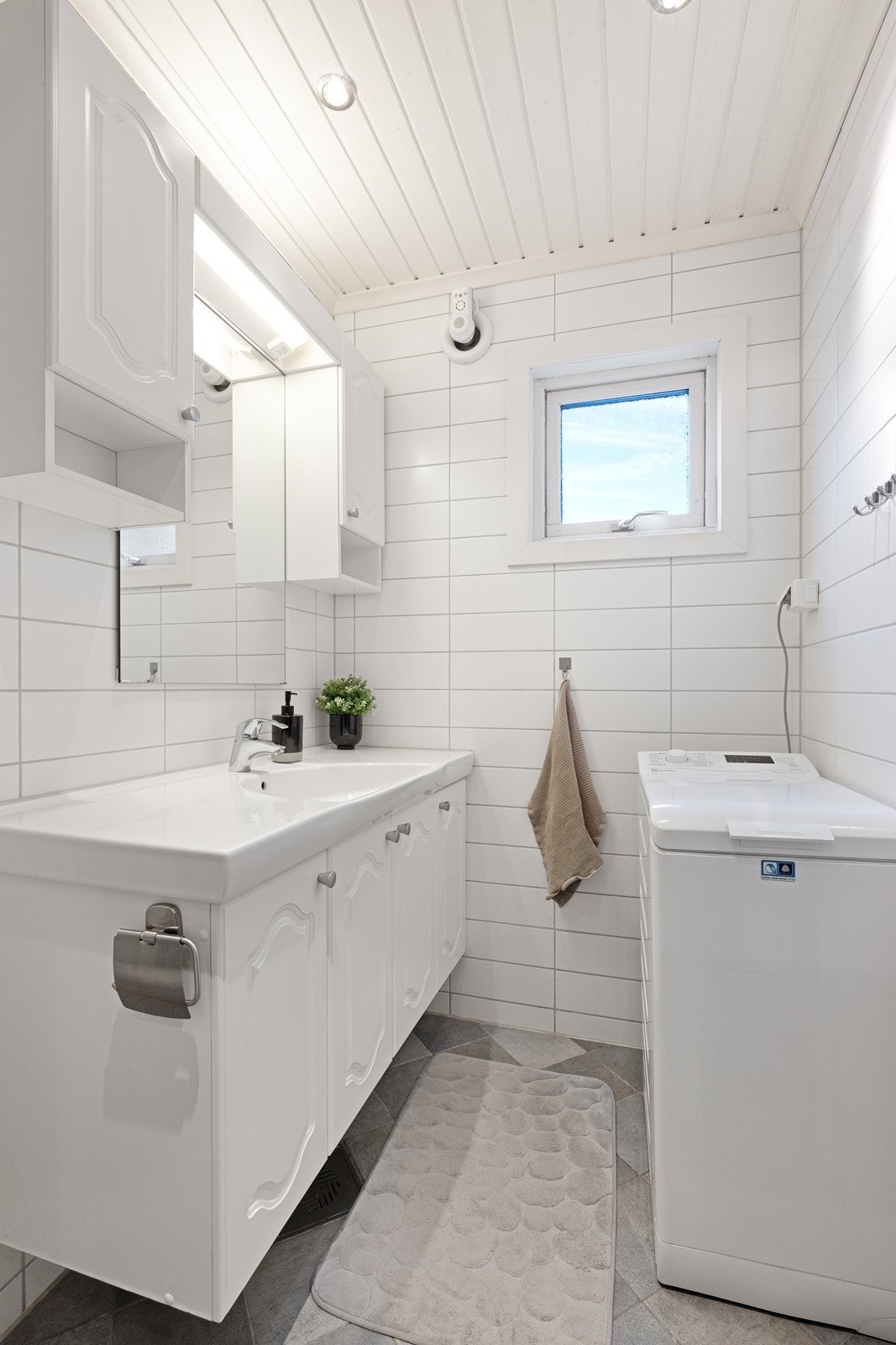 Elektrisk vifte og flislagte vegger sørger for god ventilasjon og hygienisk standard på badet. Galleribilde