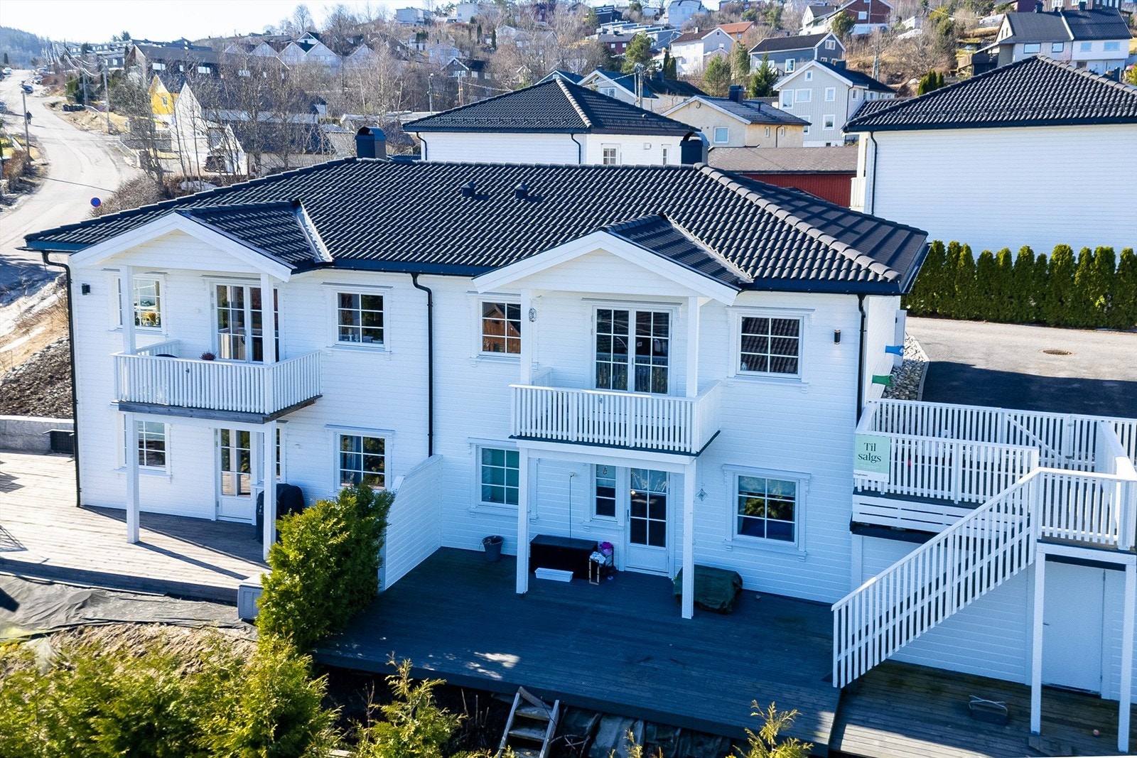 Boligen er utformet med to terrasser og balkong for å utnytte de gode solforholdene og utsikten. Galleribilde