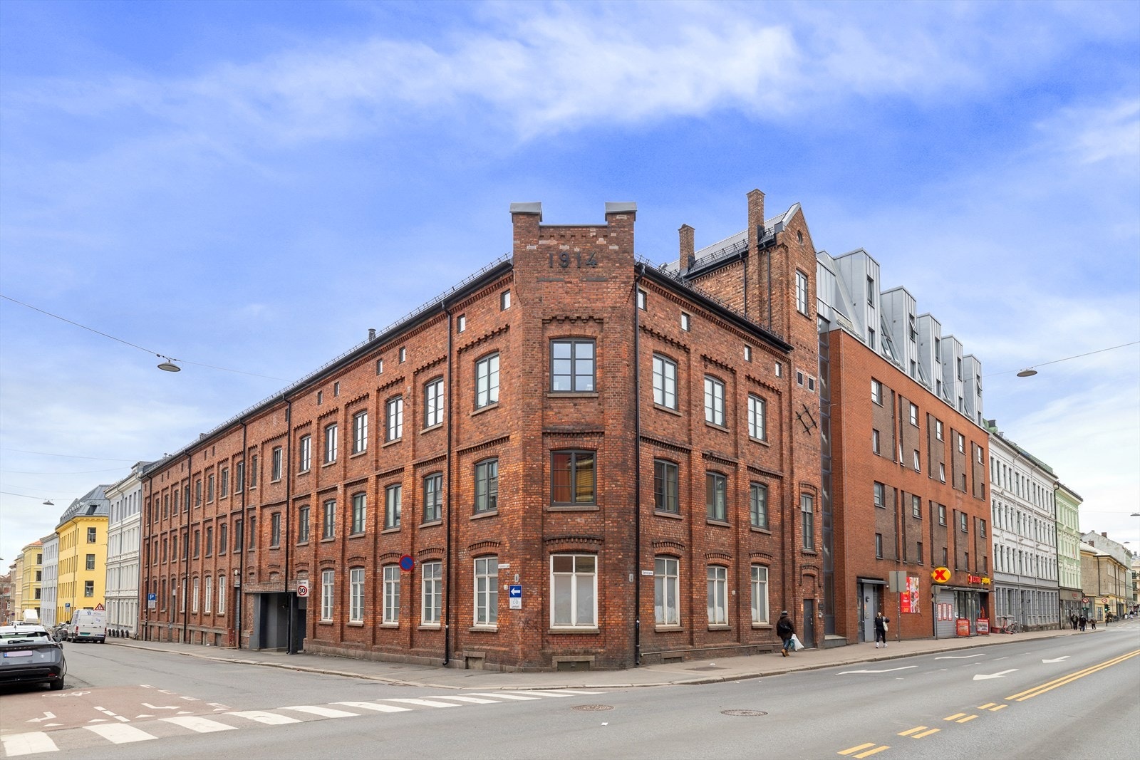 Sannergata 11 ligger i et klassisk fabrikkbygg fra tidlig 1900-tallet med masse historie og en flott fasade. Galleribilde