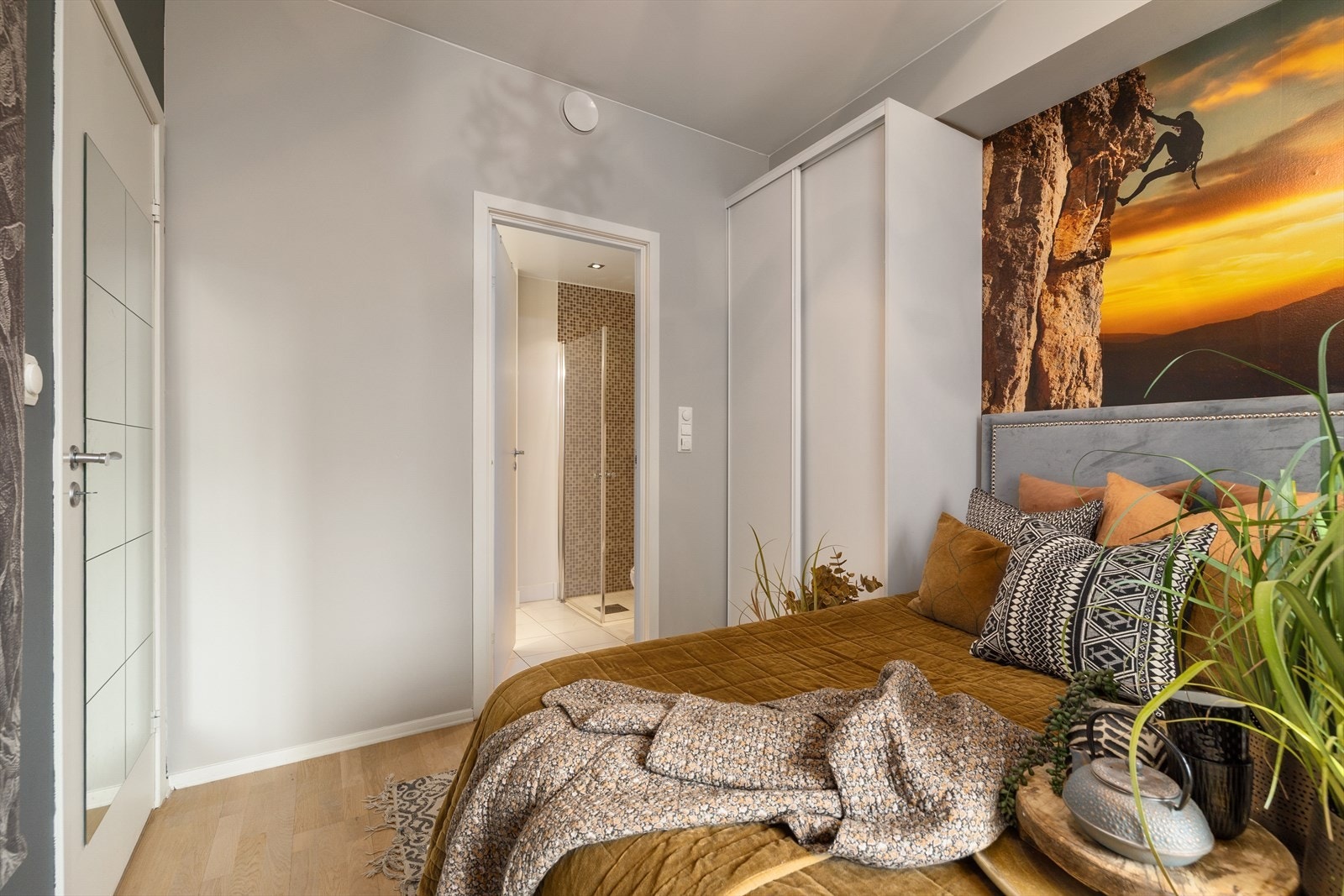 På hovedsoverommet har man også et eget fullverdig en-suite bad. Galleribilde