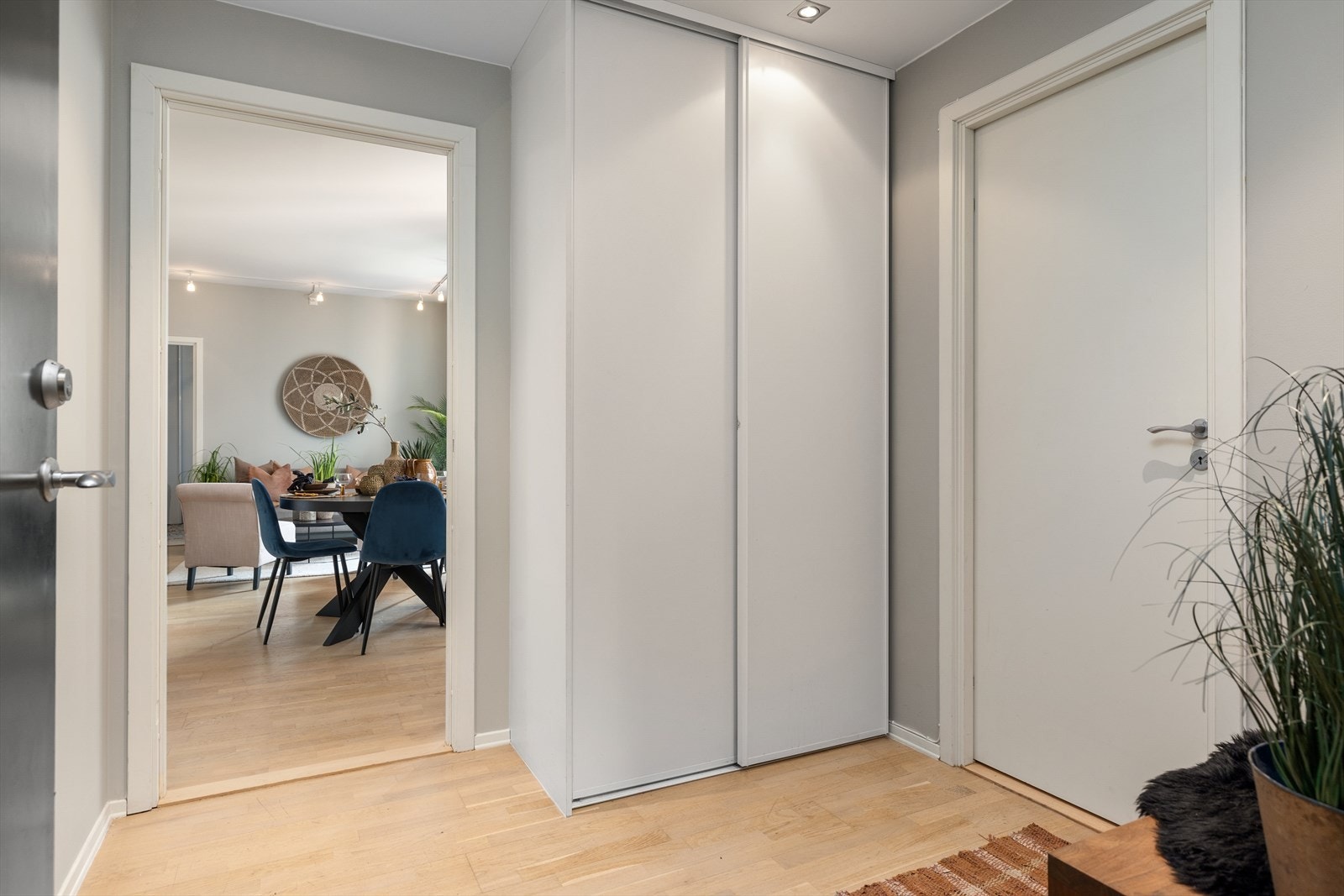 Leilighetens entré er lys og romslig. Her er det også innredet med garderobeskap. Galleribilde