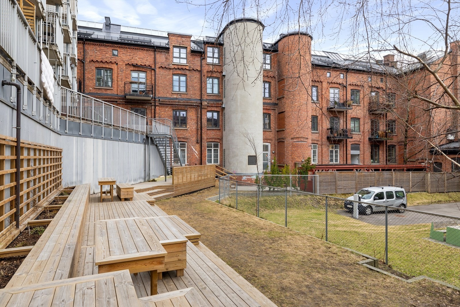 Sameiet har en felles bakgård med hage, bed og terrasse med flere sitteplasser. Galleribilde