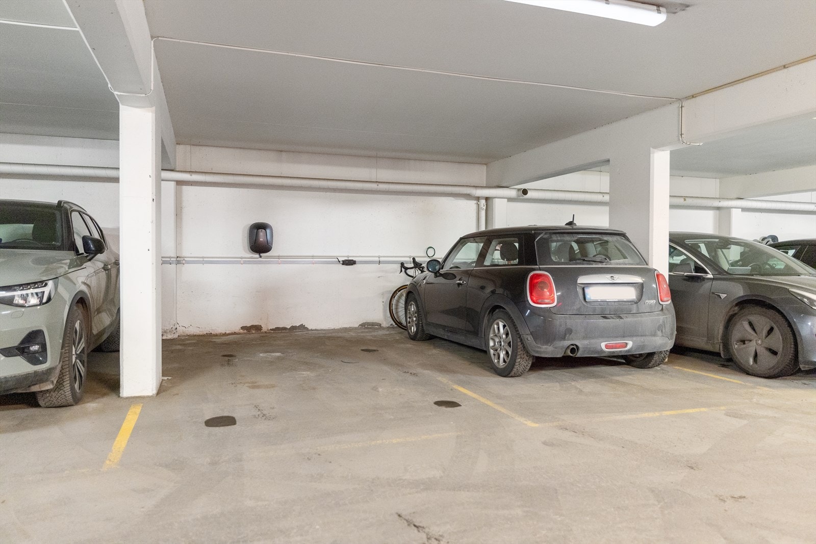 Leiligheten har tilhørende fast parkeringsplass med elbil-lader. Galleribilde