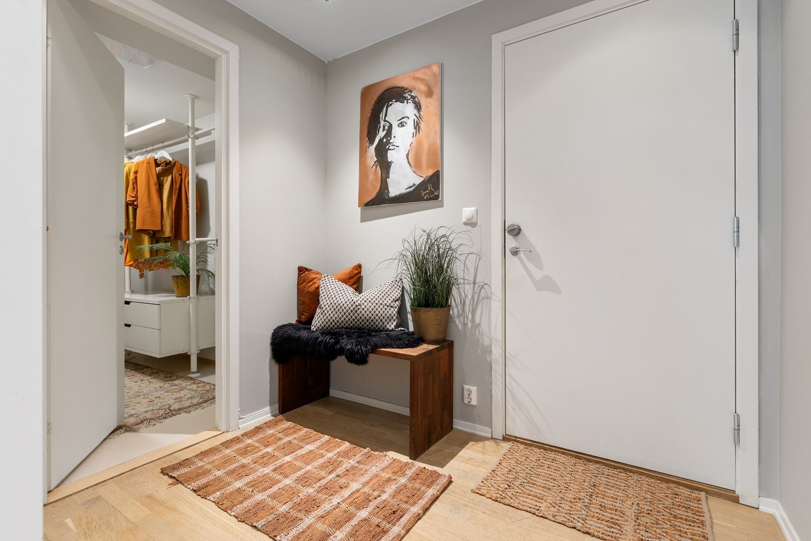 Entréen er også tilknyttet et praktisk omkledningsrom. Galleribilde