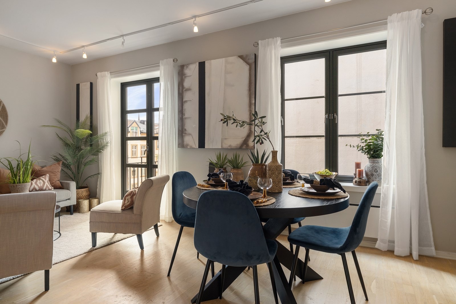 Stuen har god plass til å innrede med spisebord og sofagruppe. Galleribilde