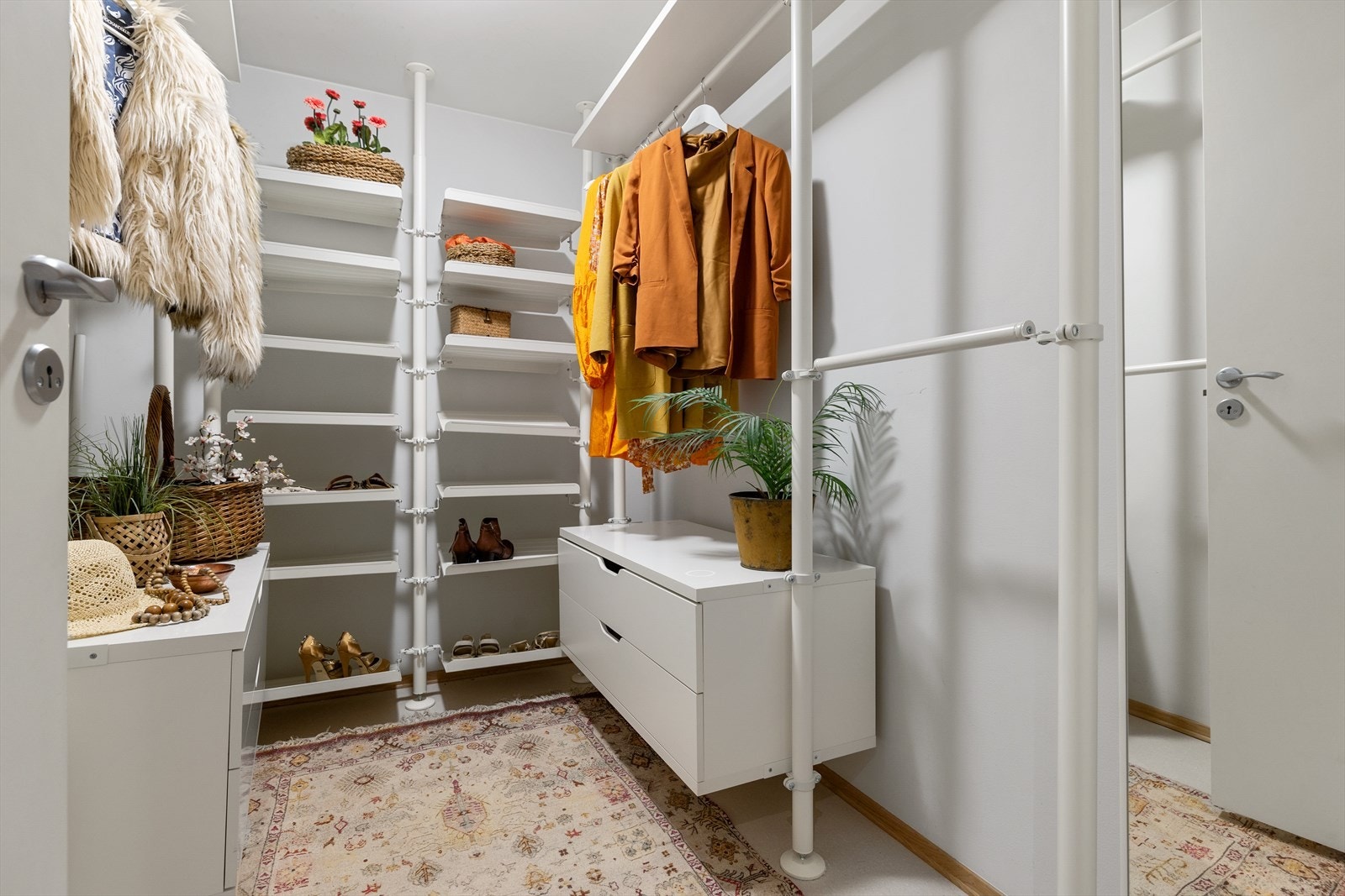 Her er det innredet som garderobe med gode oppbevaringsmuligheter. Galleribilde