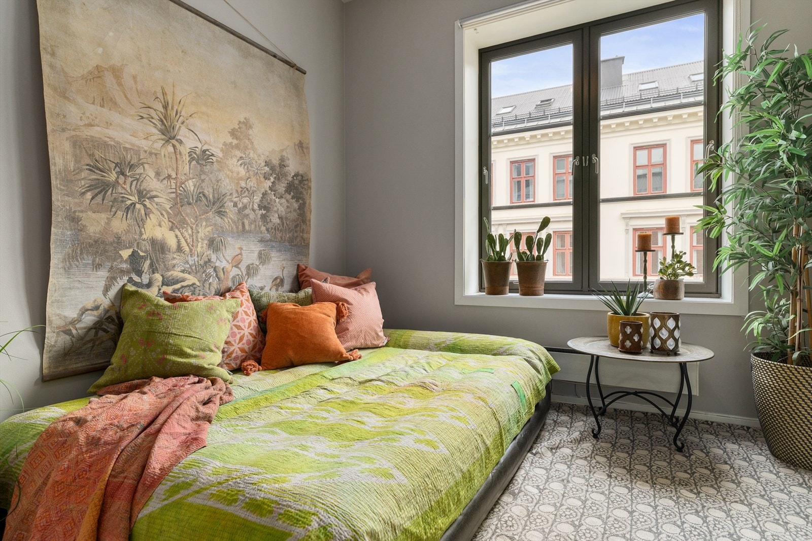 Her er det plass til både dobbeltseng og eksempelvis en skrivepult. Galleribilde