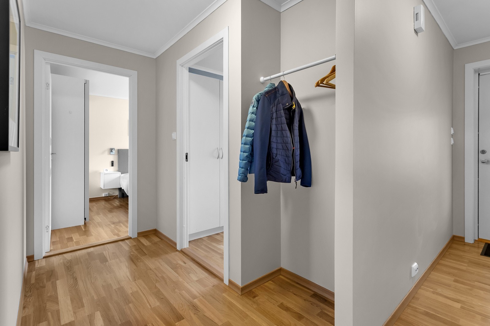 Gang med gode oppbevaringsmuligheter for yttertøy og sko Galleribilde