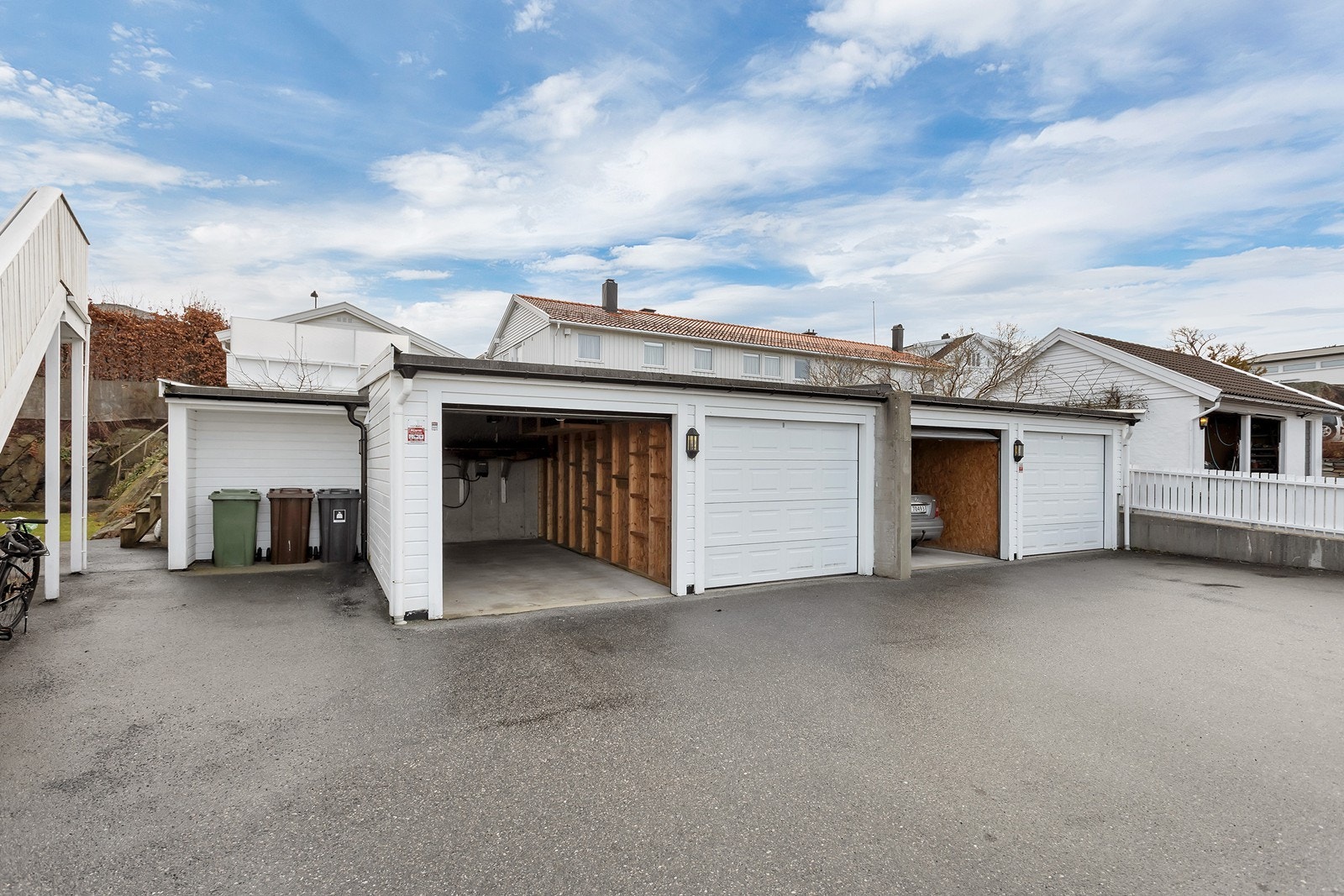 Garasje med enkel adkomst, gode parkeringsforhold og elbillader. Galleribilde