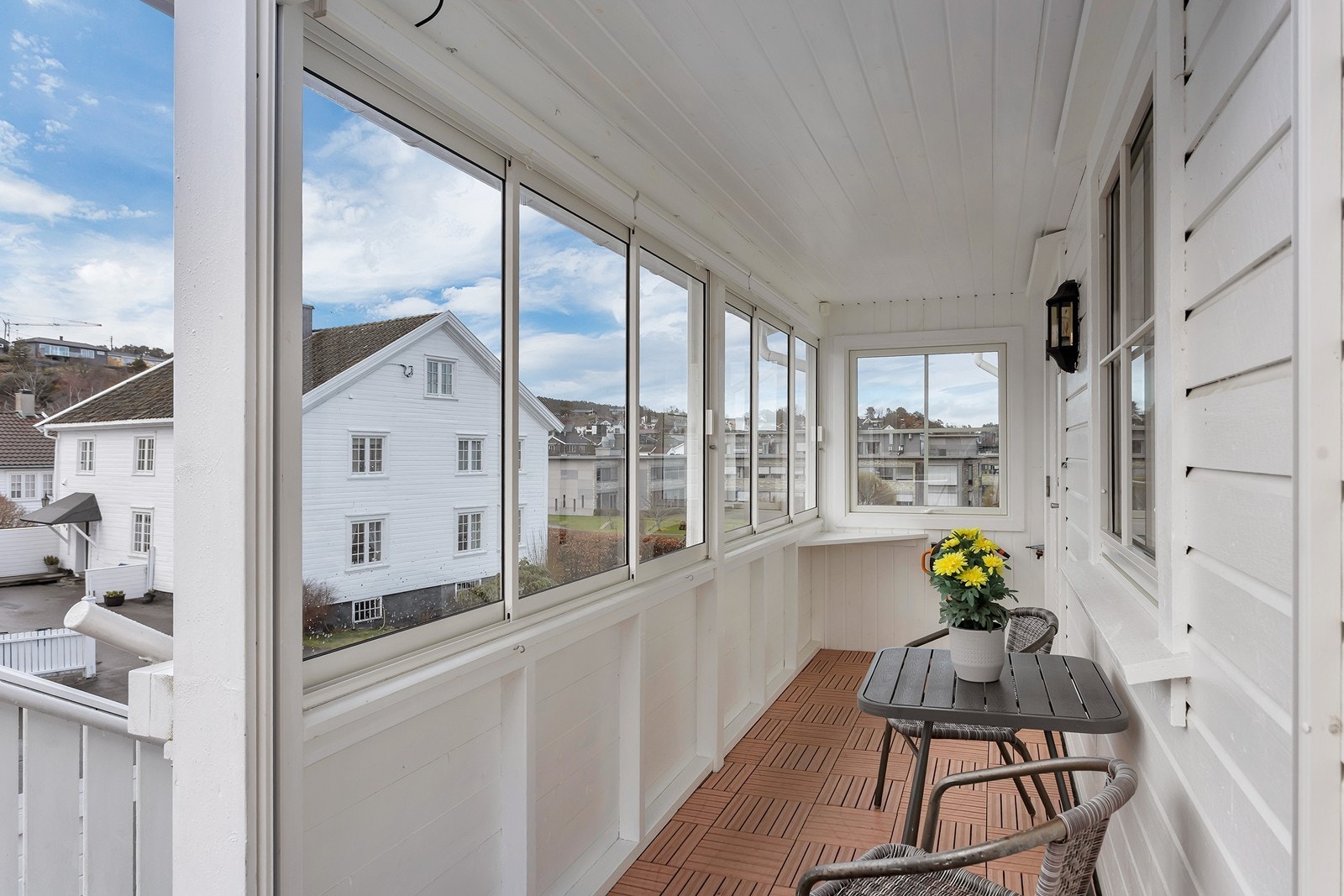 Overbygd og lunt uteområde ved inngangspartiet med plass til sittegruppe. Galleribilde