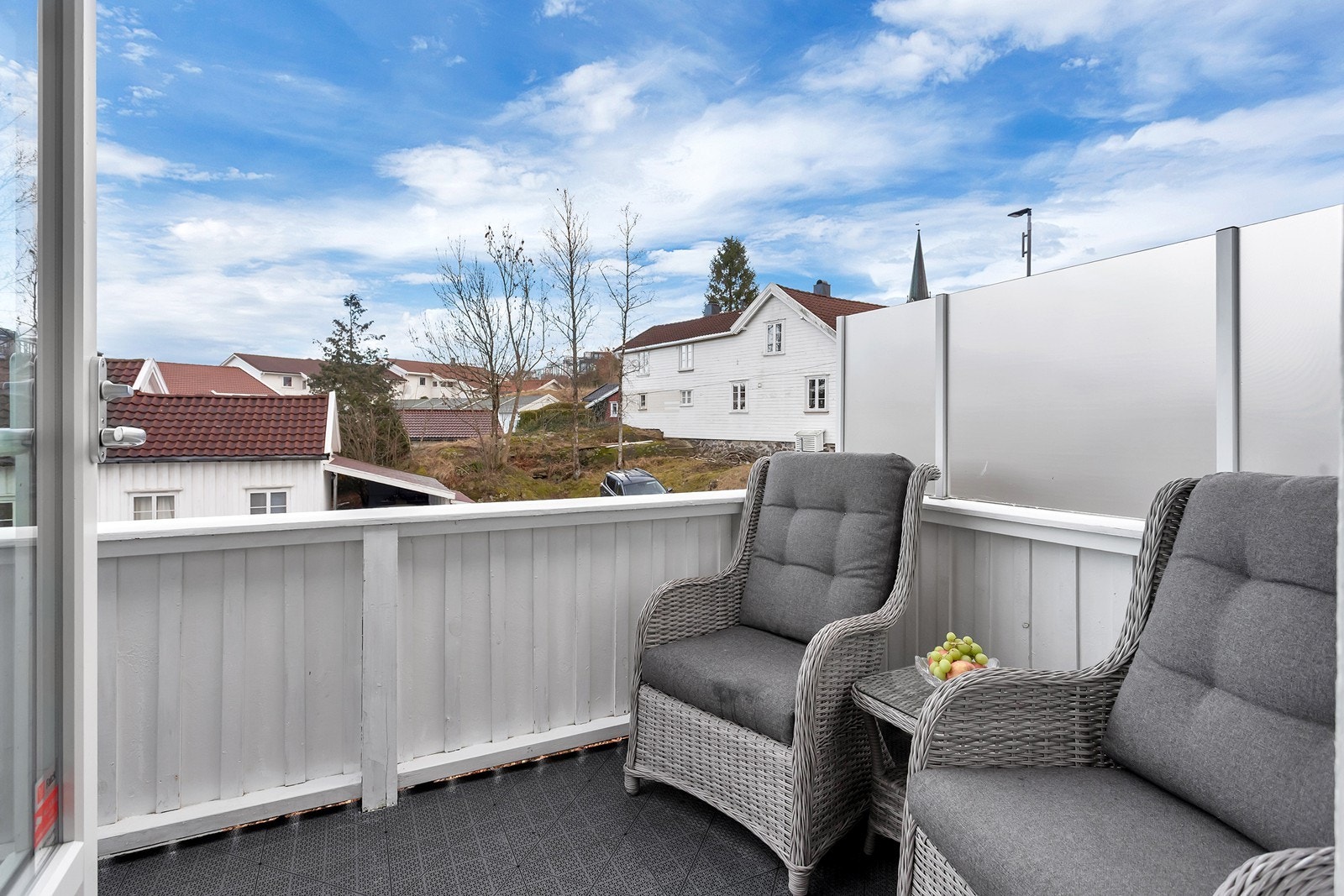 Solrik veranda med plass til sittegruppe og hyggelig utsyn. Galleribilde
