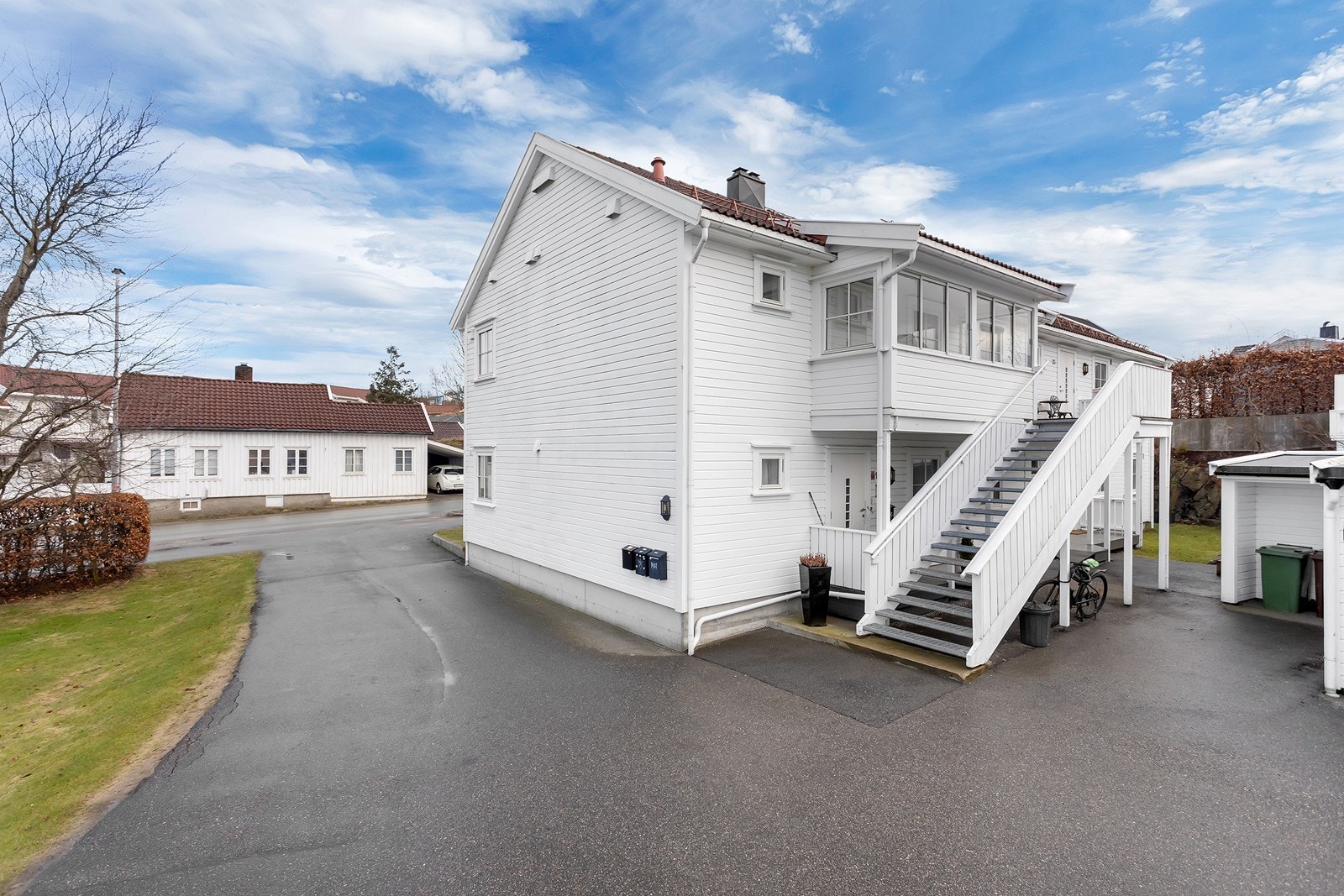 Fasade med inngangsparti og adkomst. Galleribilde