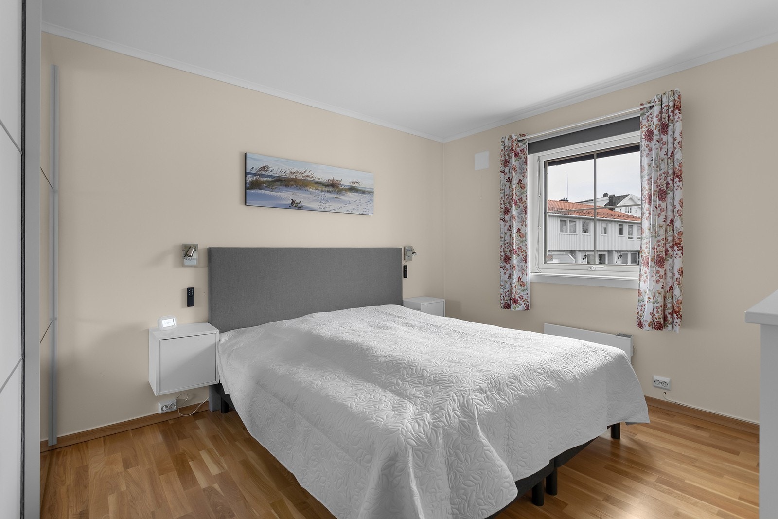Soverom 1 med god plass til dobbeltseng og tilhørende møblement, samt skyvedørsgarderobe med gode oppbevaringsmuligheter. Galleribilde