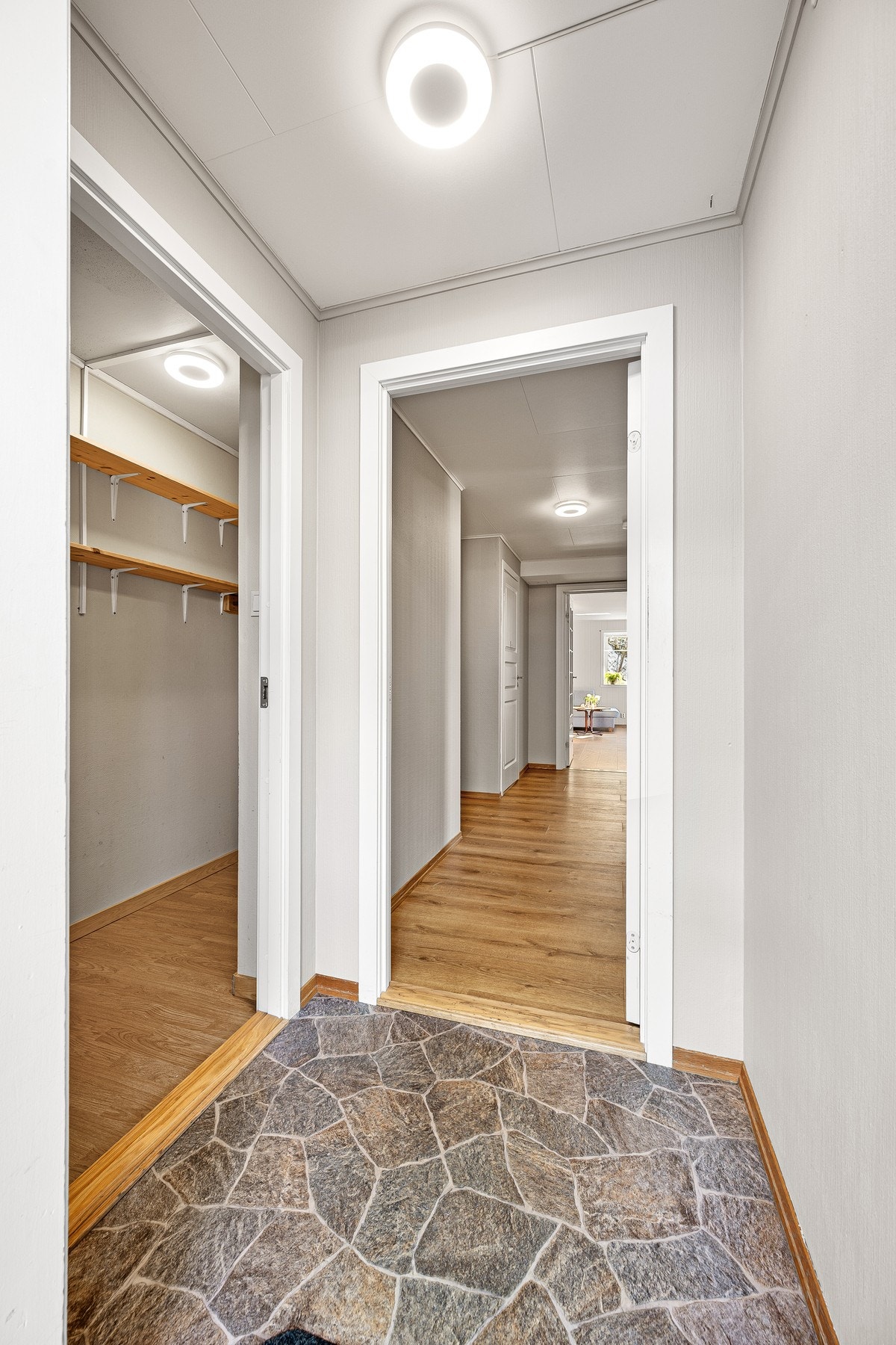 I entréen får du walk-in garderobe til venstre Galleribilde